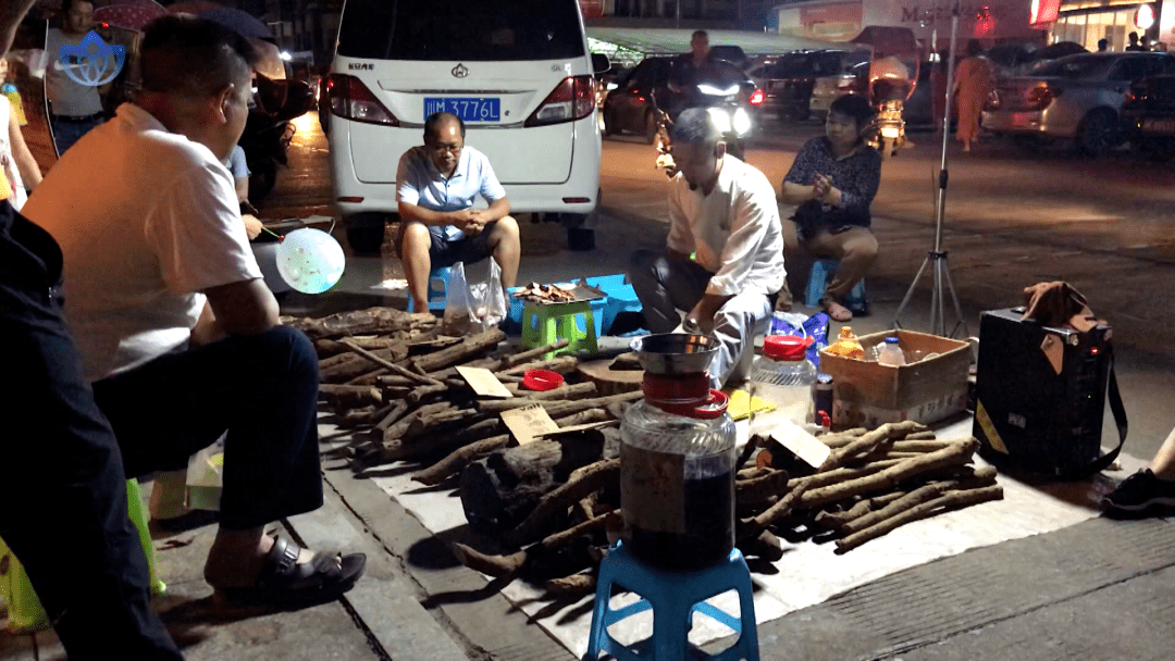 热闹非凡武冈百姓广场上超多摆地摊的