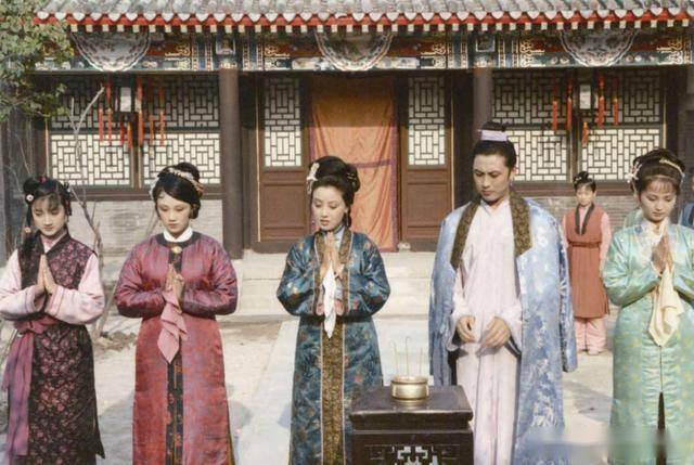 红楼梦中,有一个又贪心又愚蠢的女人,她是结局最悲催的人之一