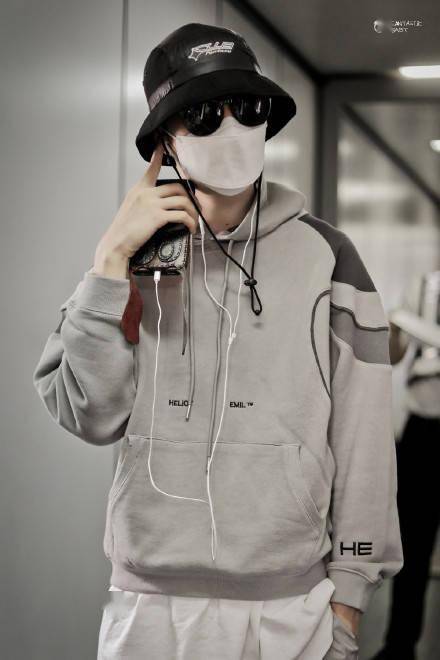 坤丞鬼三位成员今日机场照一览 少年都在奔向美好的远方