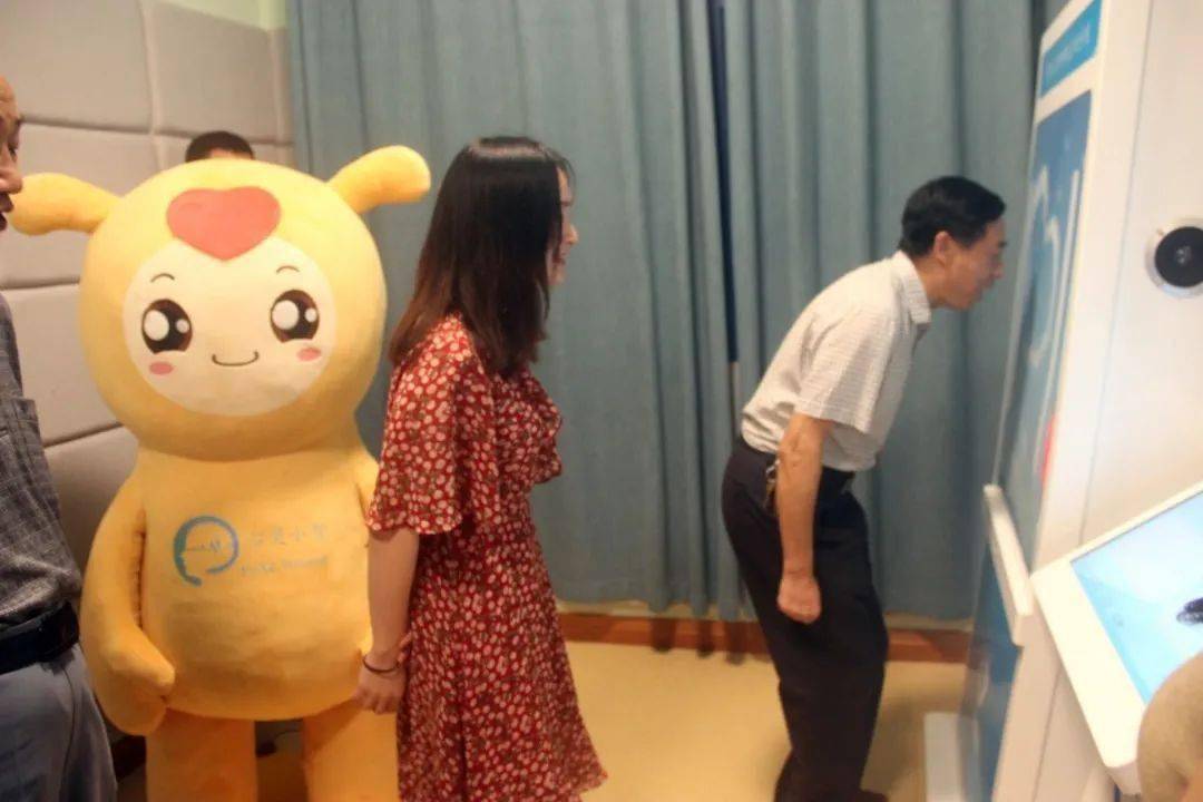在调研过程中,南部中学校长廖茂杰,党委书记张晓彬,分管德育工作副