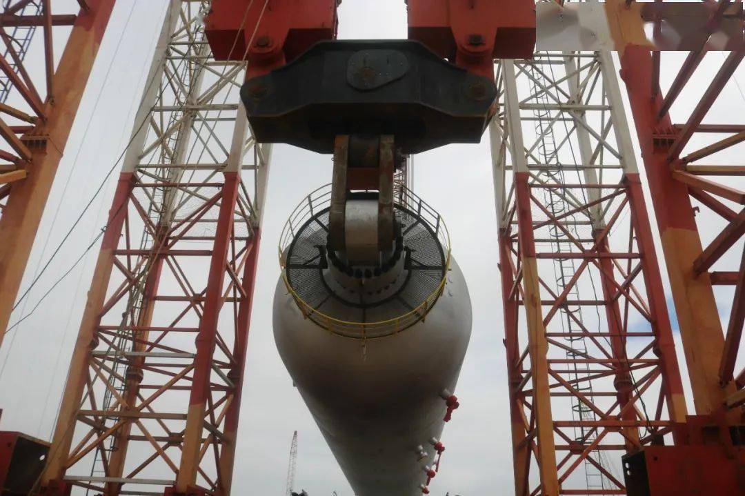大国重器全球首台3000吨超级反应器在鱼山岛吊装成功