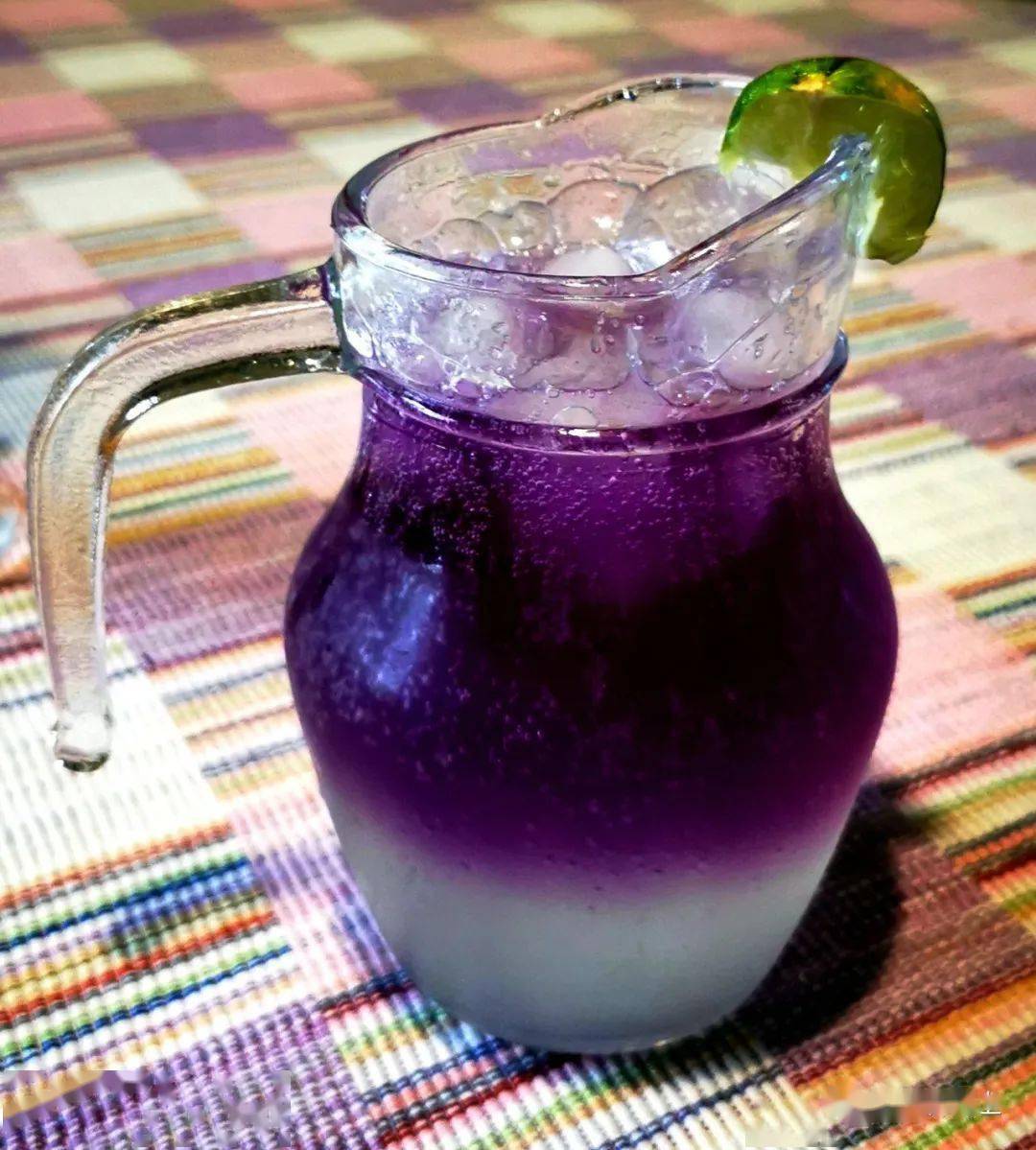 加上了蝶豆花煮的水