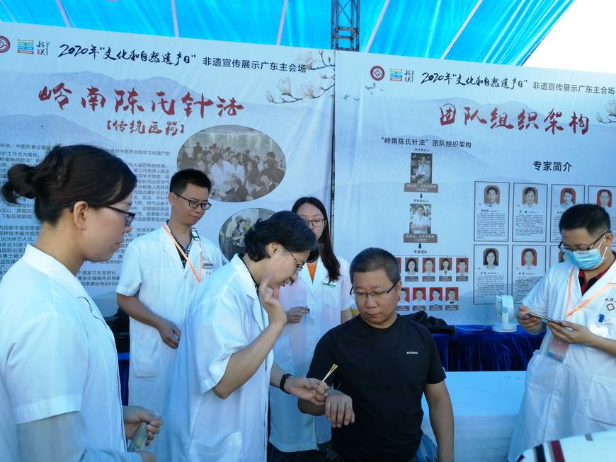 陈秀华(左三)为患者现场施针