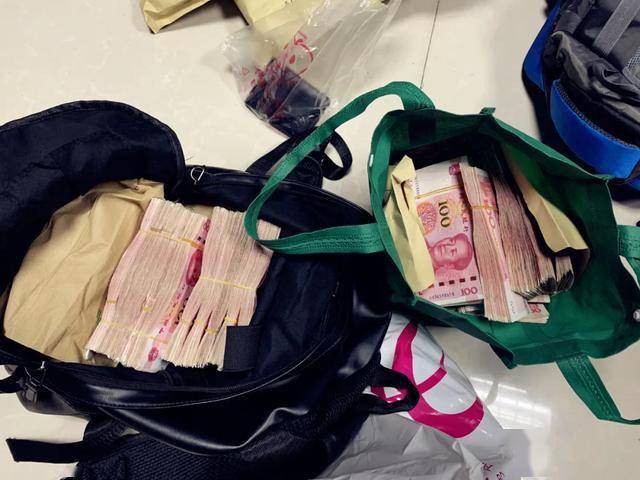 泸州警方破获特大贩毒案,毒贩家中搜出成堆现金毒资