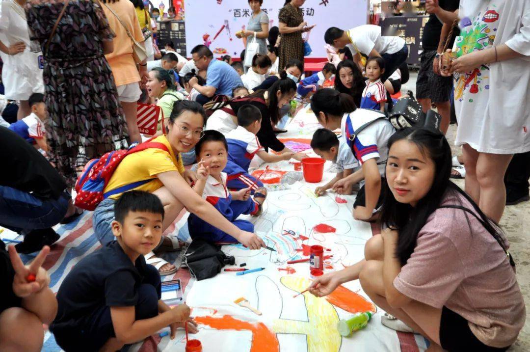 百人作品壮观遂宁家长孩子共绘百米画卷你小孩参与了吗
