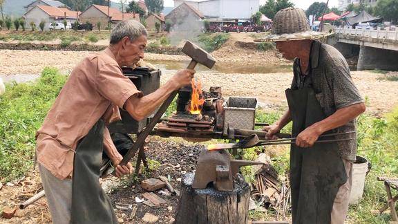 70岁农村铁匠打铁50多年帮小姚修䦆头不收钱真的太感激了