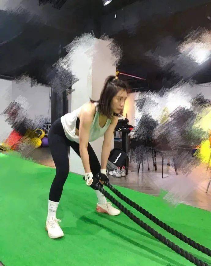 46岁的贾静雯罕见晒瑜伽照颜值不老身材如少女