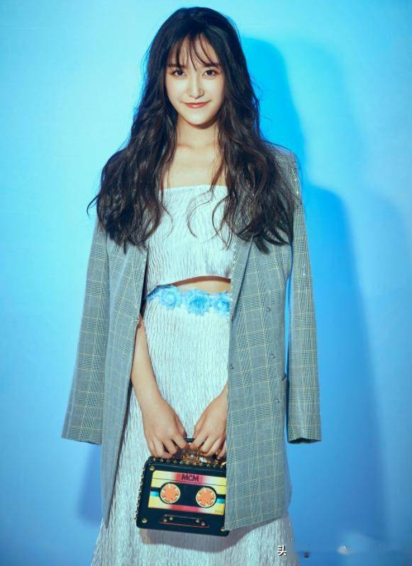 蒋依依少女初长成外表愈加明艳动人在一众童星中实属亮眼