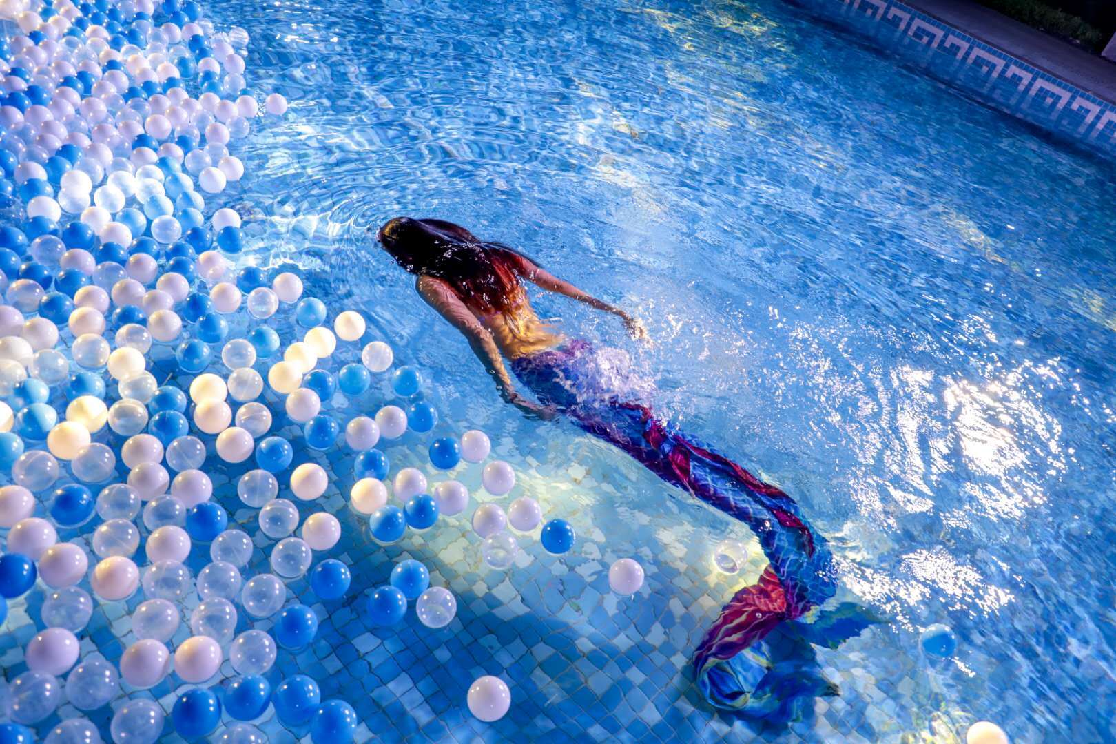 看极光,赏人鱼!昨夜的广州街坊共赴了一场奇妙的初夏夜之梦