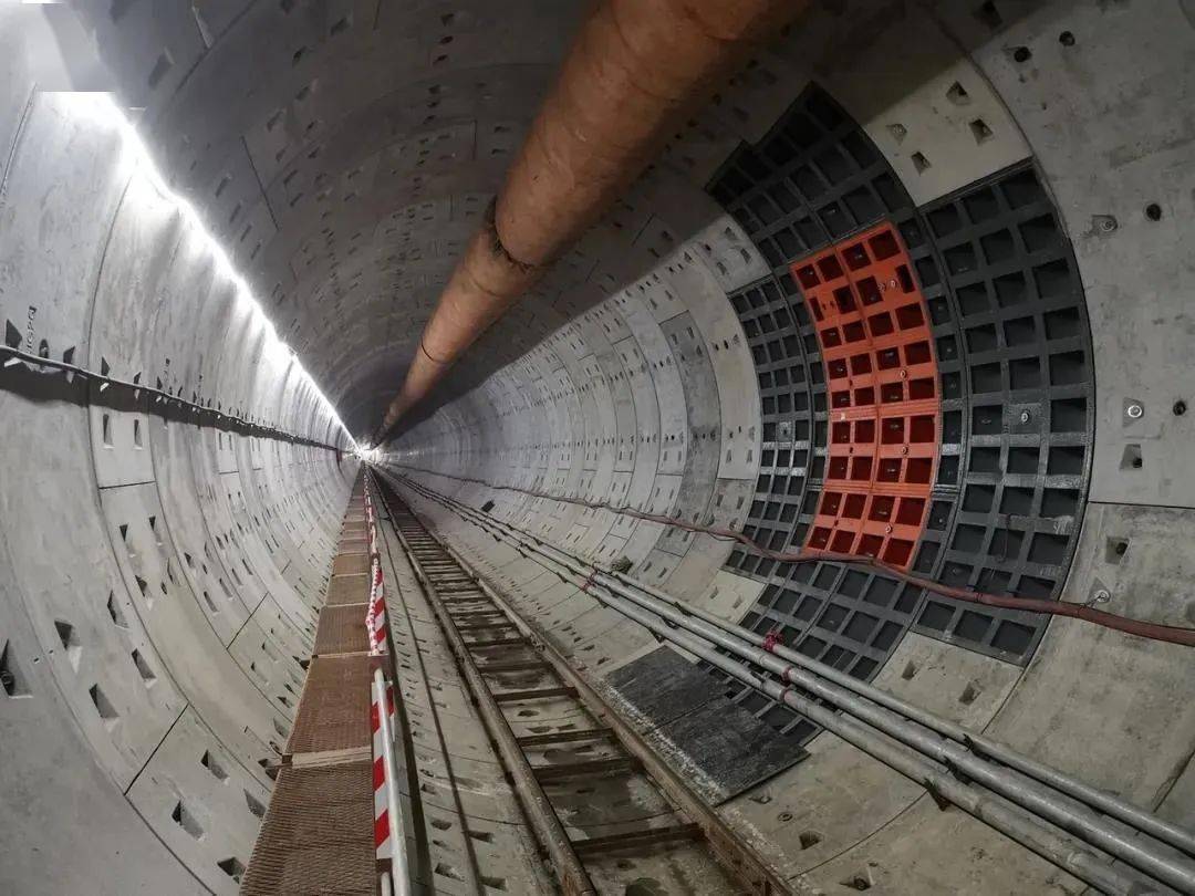 该区间右线盾构隧道预计本月底也将实现贯通.