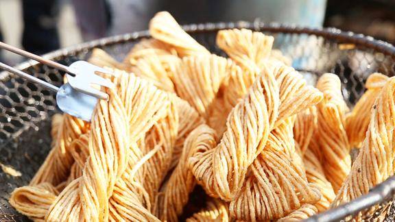 平时我们吃的香脆馓子原来是这种炸出来的农村美食儿时味道