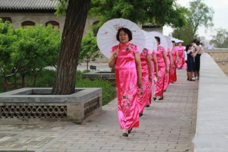 第15个非遗日逯家庄旗袍队在忻州古城开展走秀活动