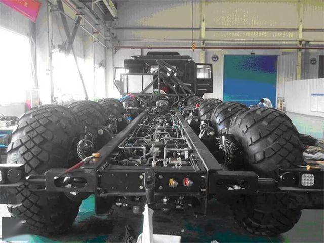 陕汽10x10新型军卡俯卧撑螃蟹走样样精通实力不输maz