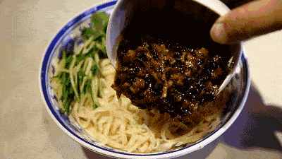 北京炸酱面就甭说了,全国人民就算没去过北京也吃过北京炸酱面,并且在