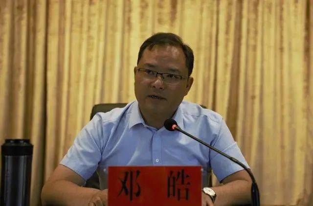 县委书记邓皓主持会议并传达了全市领导干部大会精神,对我县贯彻落实