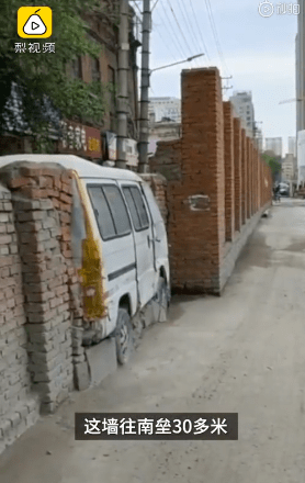 晴天霹雳小伙准备上班推开家门发现楼梯没了最后他这样下了楼睡前嘿嘿