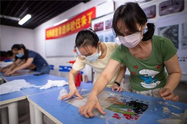 越秀|跟非遗大师学习书画装裱修复技艺,越秀区文化馆推出系列体验活动_进行