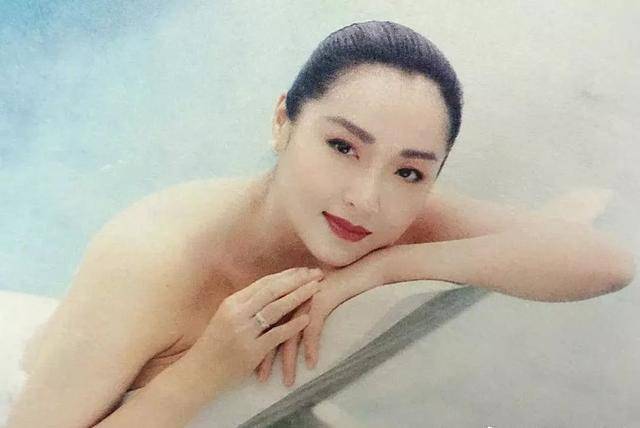 恬妞嫁给了万梓良,恬妮嫁给了岳华,一对姐妹花命运却大不同_郑佩佩