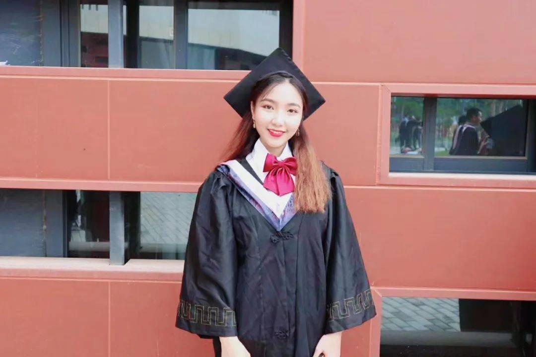 身穿学士服心中却满怀复杂不舍,难过,憧憬但我们也深知今后我们定可以