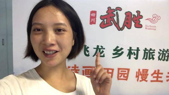 四川广安农村妹子去网红重庆在轻轨站发现了什么让她很意外