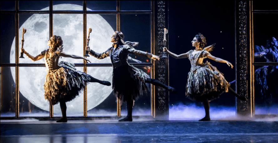 舞团,表演包括:马修·伯恩《高地之舞》,克里斯托弗·布鲁斯《转变》