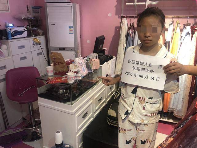 (嫌疑人指认作案现场)6月8日18时56分,接到杨女士的报警后,延安中路