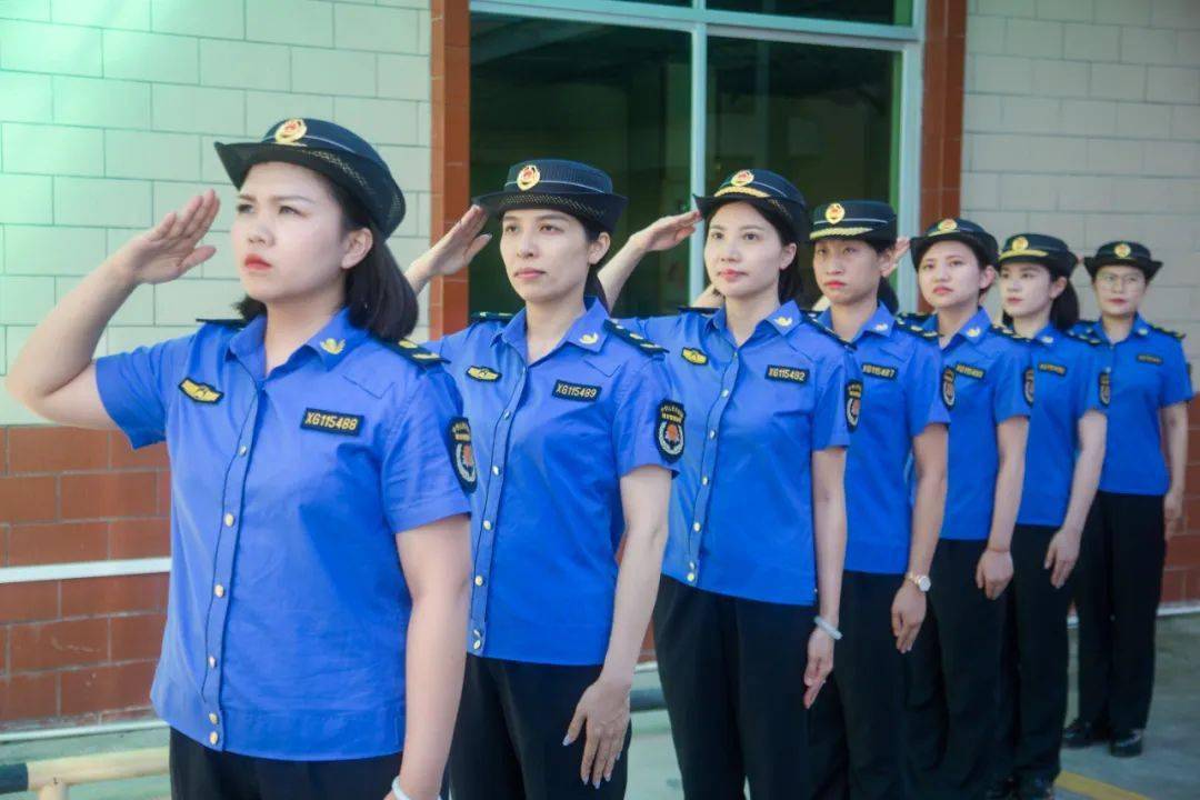 多图|东莞首支城管女子执法队在黄江上线!