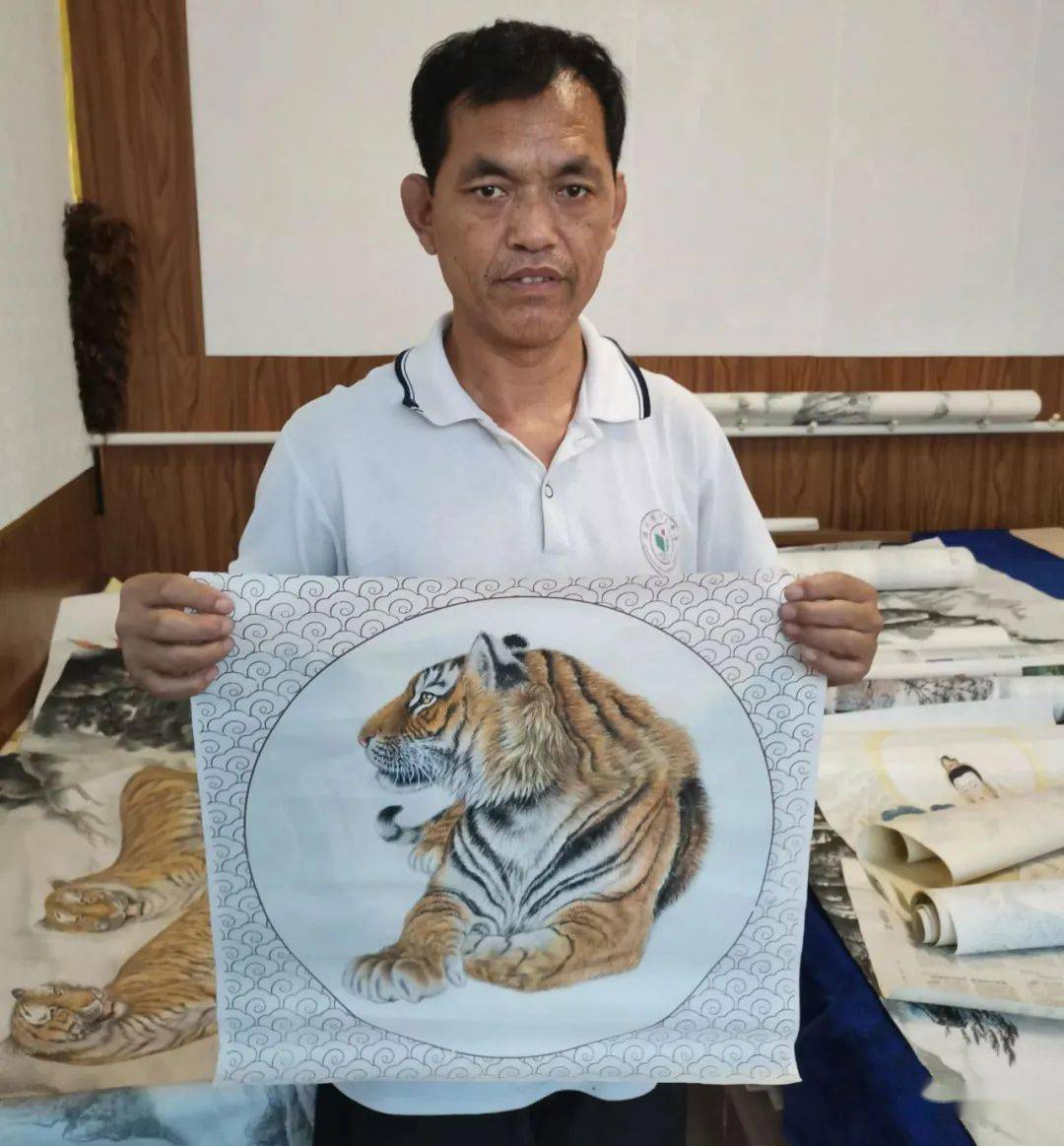 故城有一位聋哑画家,其作品8000元/平方尺!