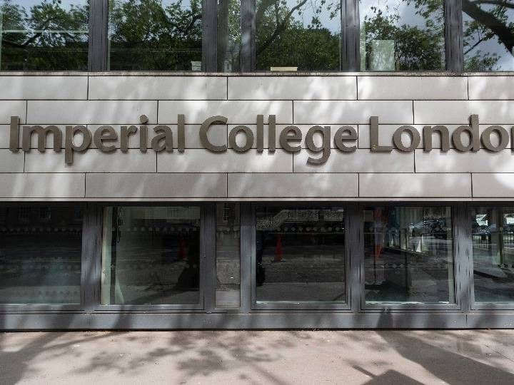 伟)继英国牛津大学启动新冠疫苗临床试验后,英国帝国理工学院15日宣布