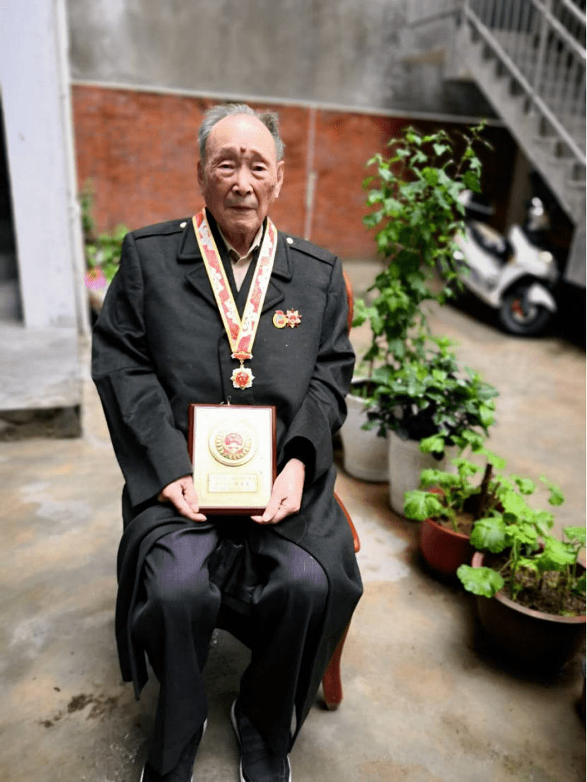 93岁的老战士回牛蹄岭缅怀战友_手机搜狐网