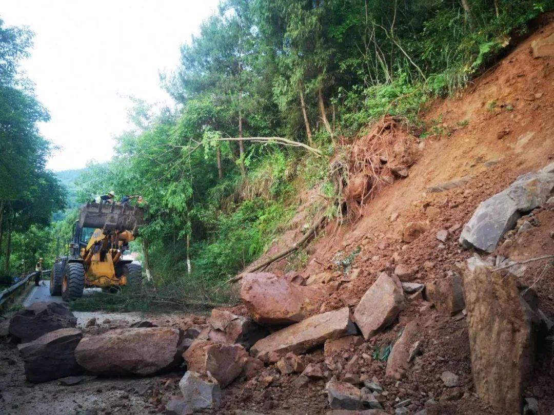 强降雨造成山体塌方阻断石路,他们4小时抢通!