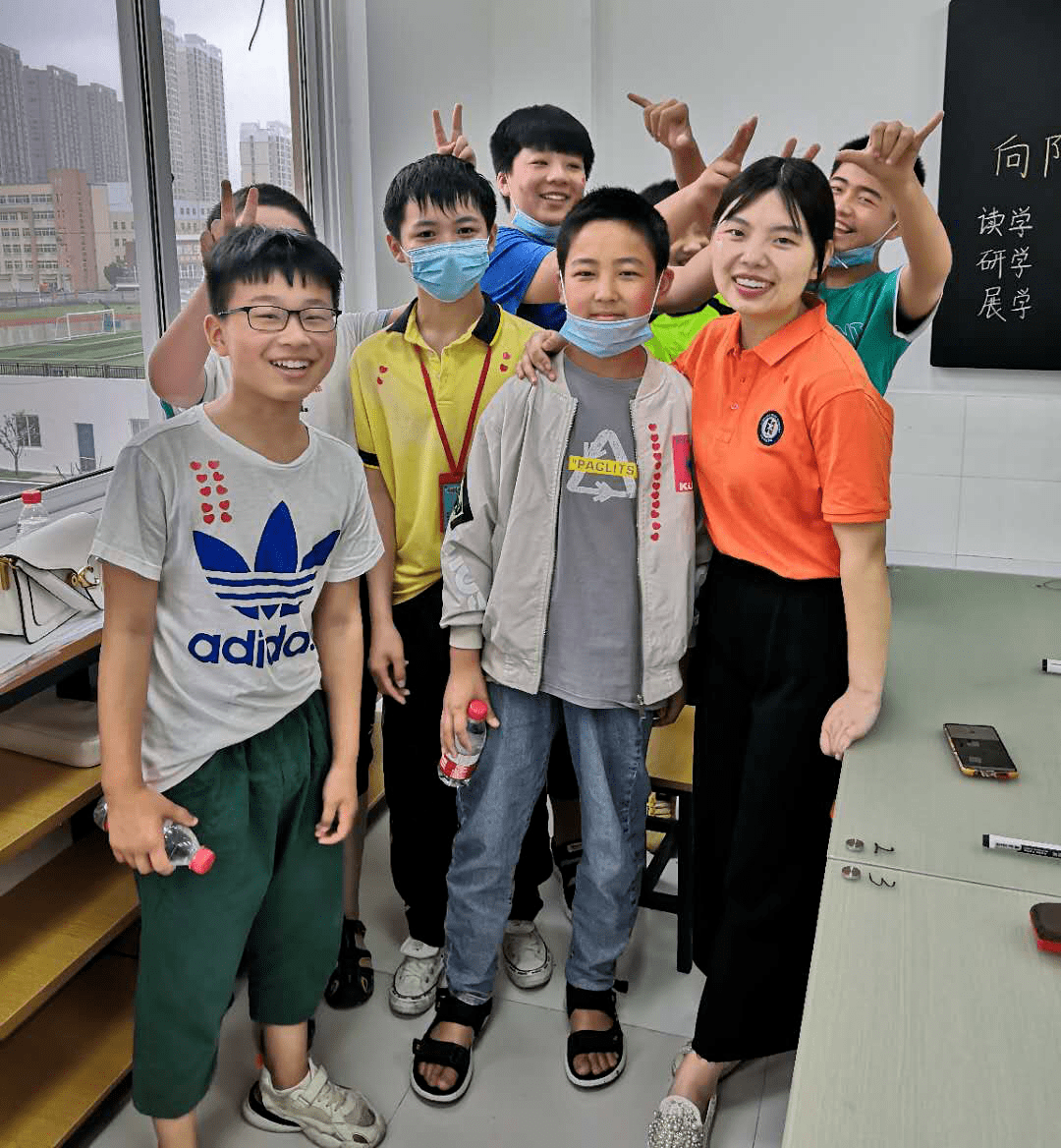 6月13日,在阜阳东联和信中学开放日的体验课上,即将小学毕业的方方