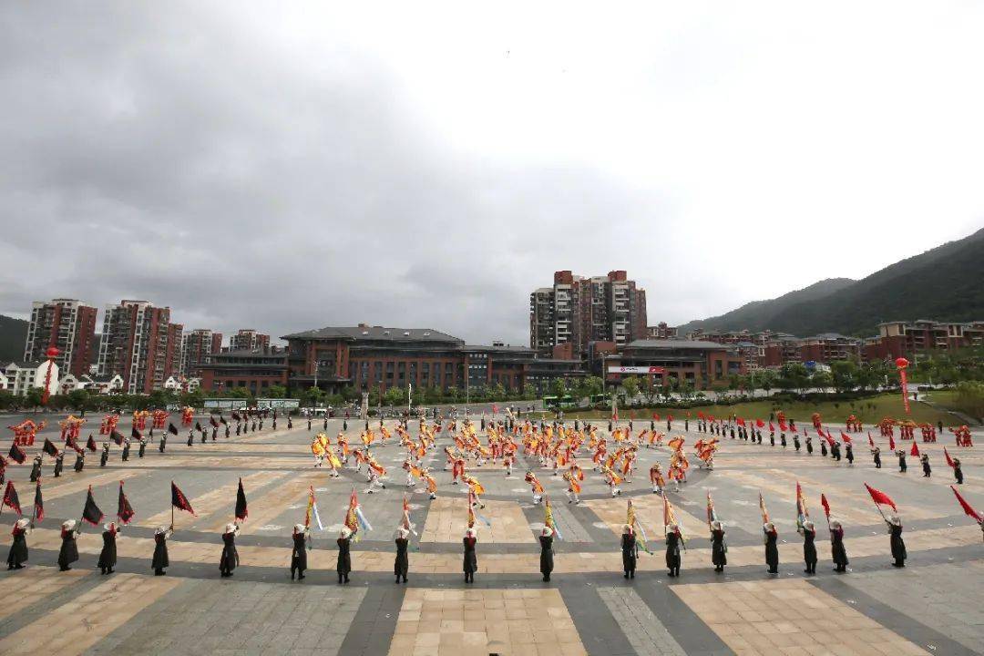 6月14日,崇义县阳明广场锣鼓喧天,人声鼎沸,喜庆十足.