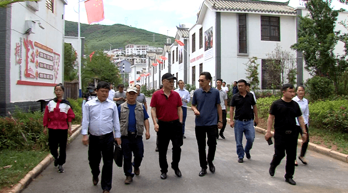 在县委常委,县委办主任,龙头山镇党委书记李善云,县驻村扶贫工作队副