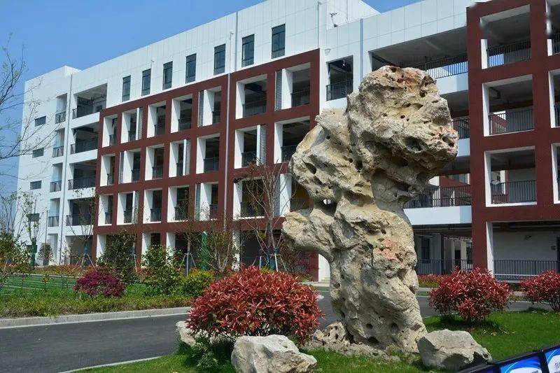 盛泽二中扩建吴江区盛泽第二中学扩建实验艺术教学楼工程,位于盛泽镇