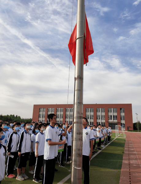 衡水一中高一4部举行升旗仪式