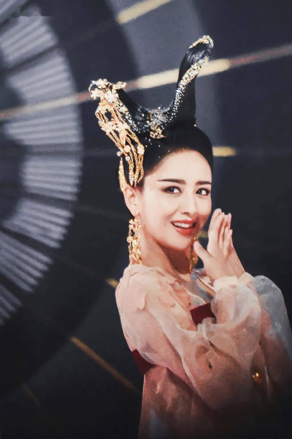 拿去做壁纸吧佟丽娅的这个惊鸿髻发型取材于唐代舞俑是由舞剧《杜甫》