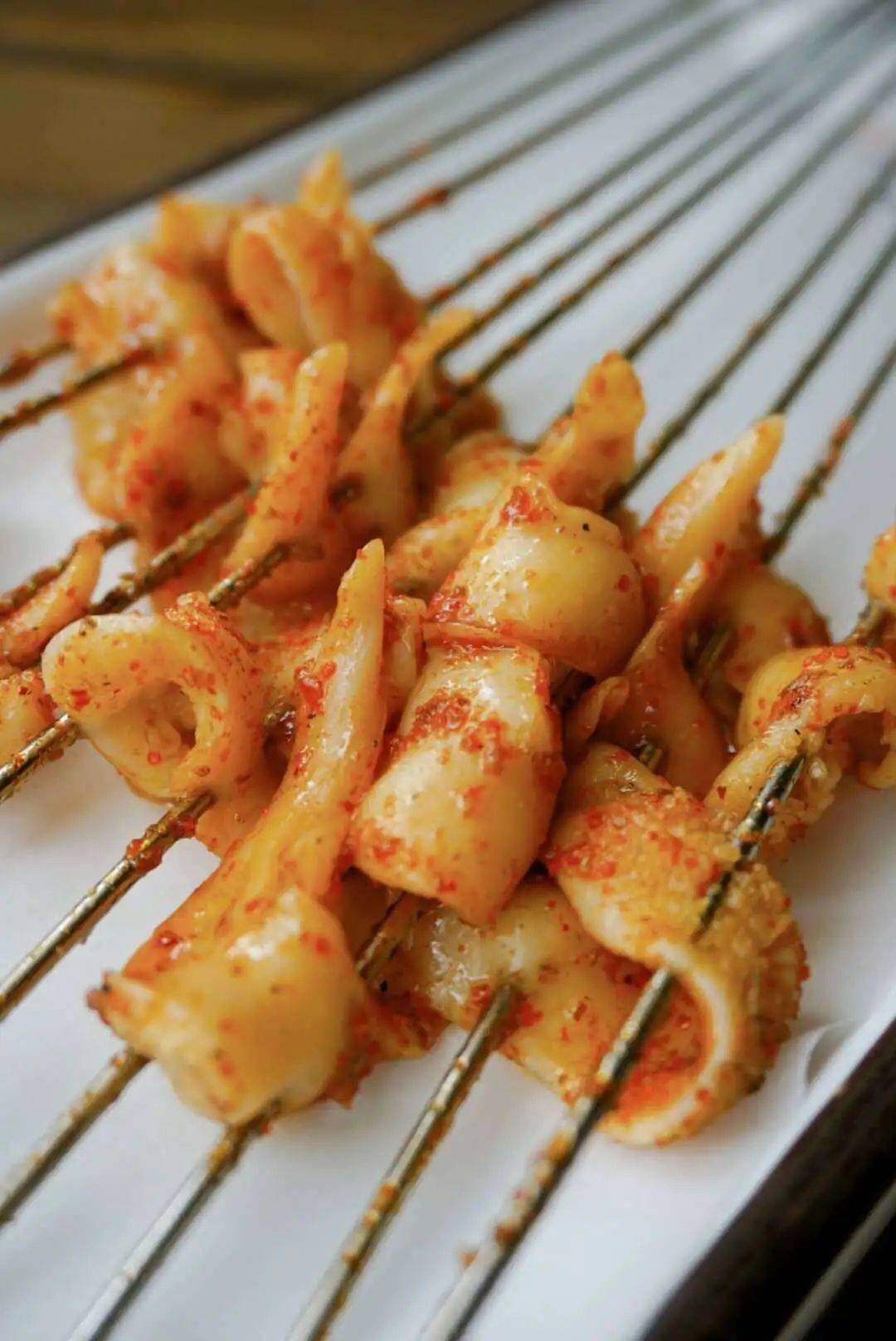 新鲜鸟贝,肉质丰腴饱满无需厚重的调料在炭火上灼烤就能彰显其本味