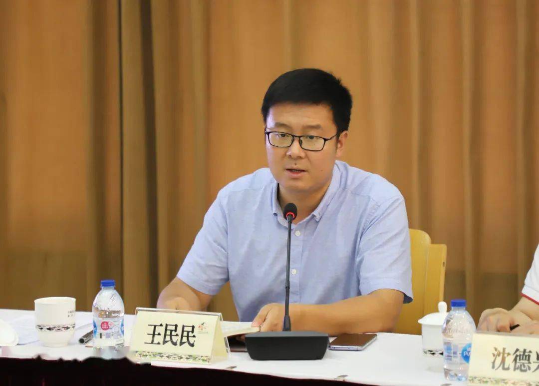 副镇长王民民部署了农贸市场等相关领域的疫情管控工作.