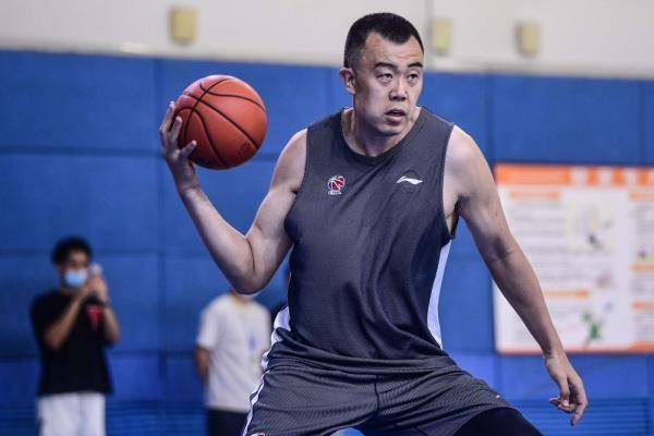 6月16日,辽宁本钢队球员郭旭(左)在训练中.