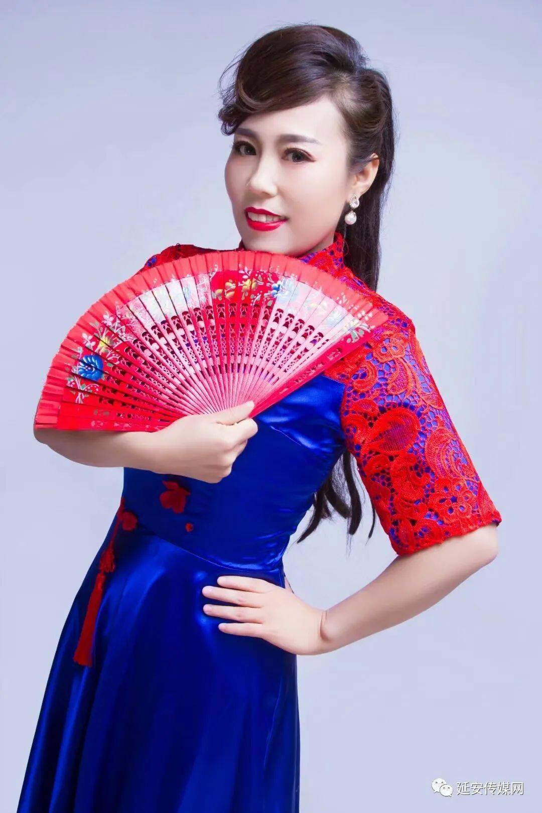 常 虹 简 介女,生于1982年,陕西省米脂人,陕北民歌手,陕西省音乐家