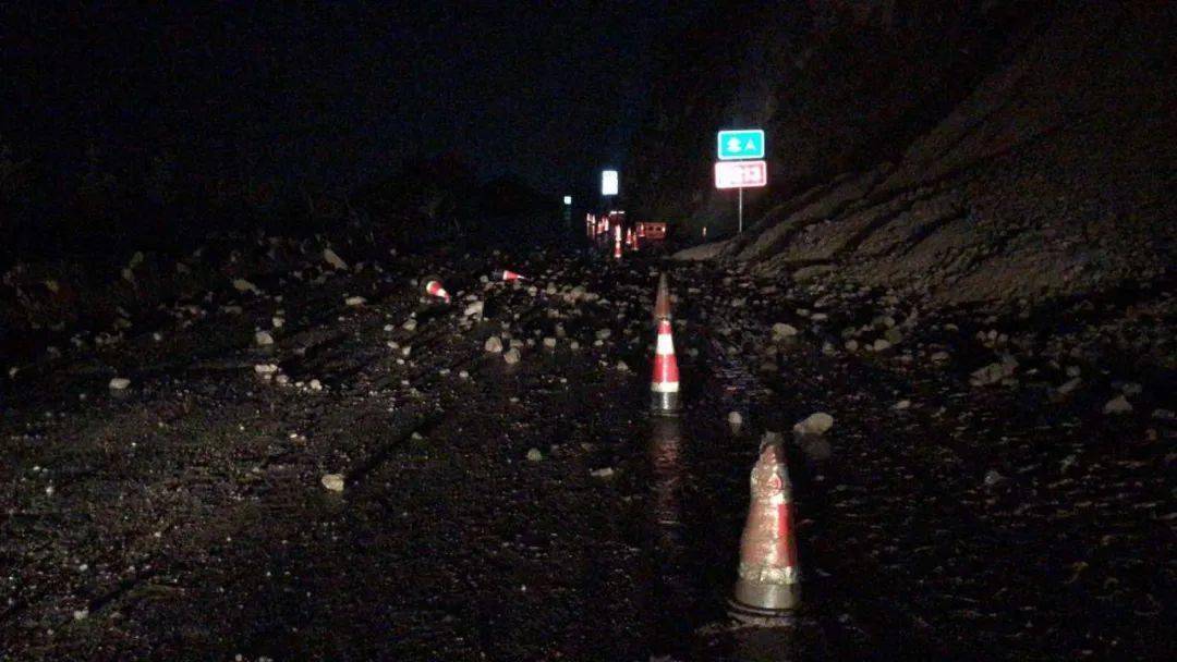 暴雨致青海多条路段山体滑坡道路塌方