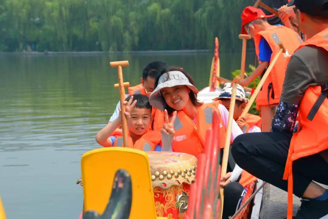 走斯跟着端午佳节亲子上阵赛龙舟
