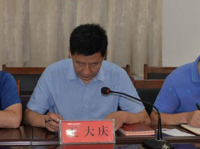 副镇长王大庆传达上级相关文件精神.
