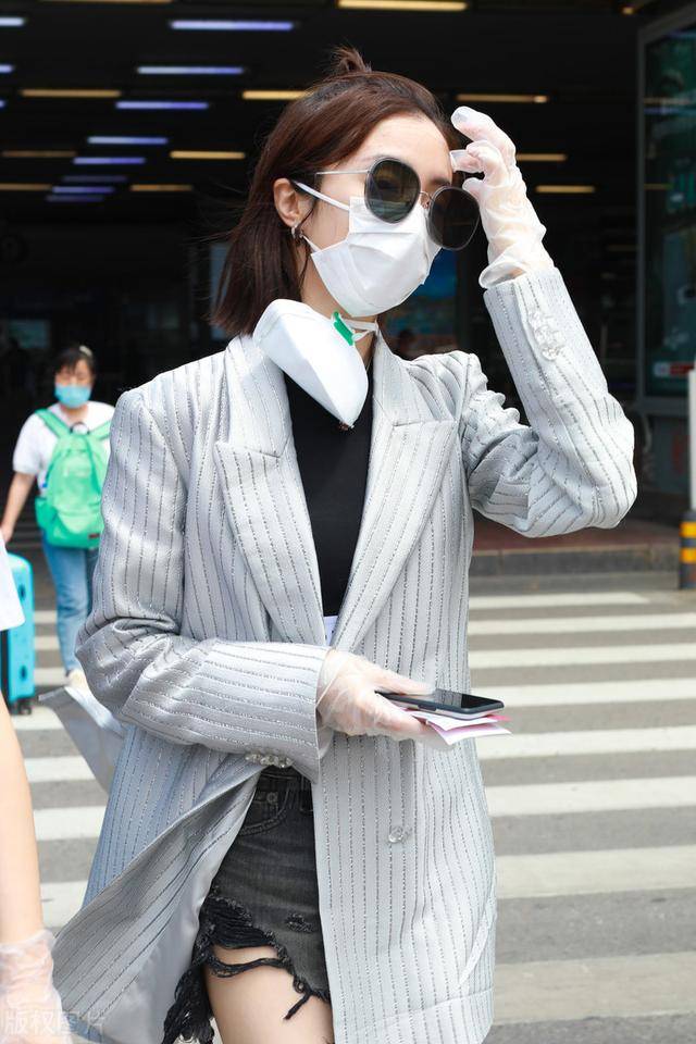 不畏绯闻做自己!胡冰卿现身机场,西装搭配短裤也很美