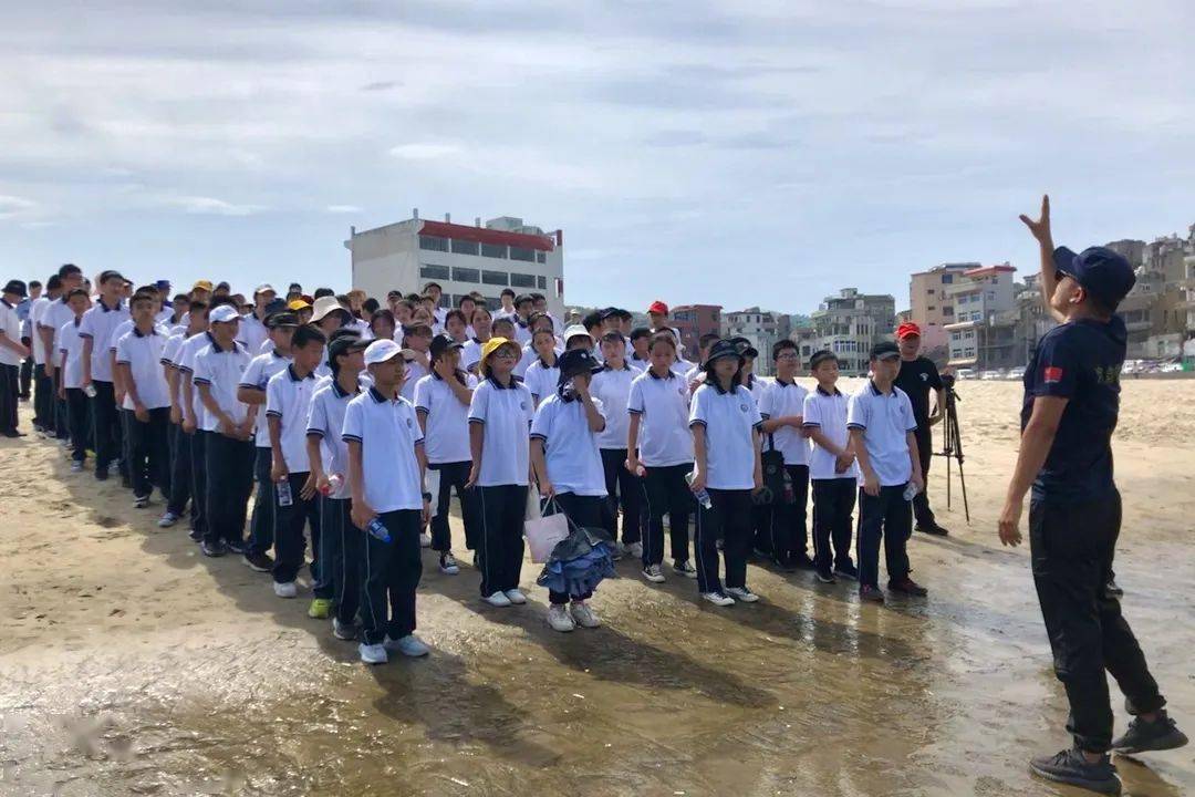 成立仪式后,防溺水基地马上就为来自坎门二中的近80名师生开展了第一
