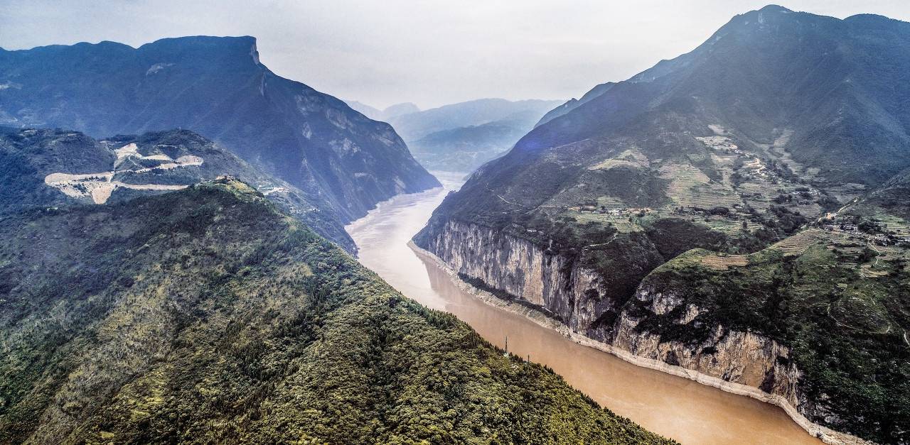 西起重慶奉節縣的白帝城,東至巫山縣的大溪鎮,全長8公里.