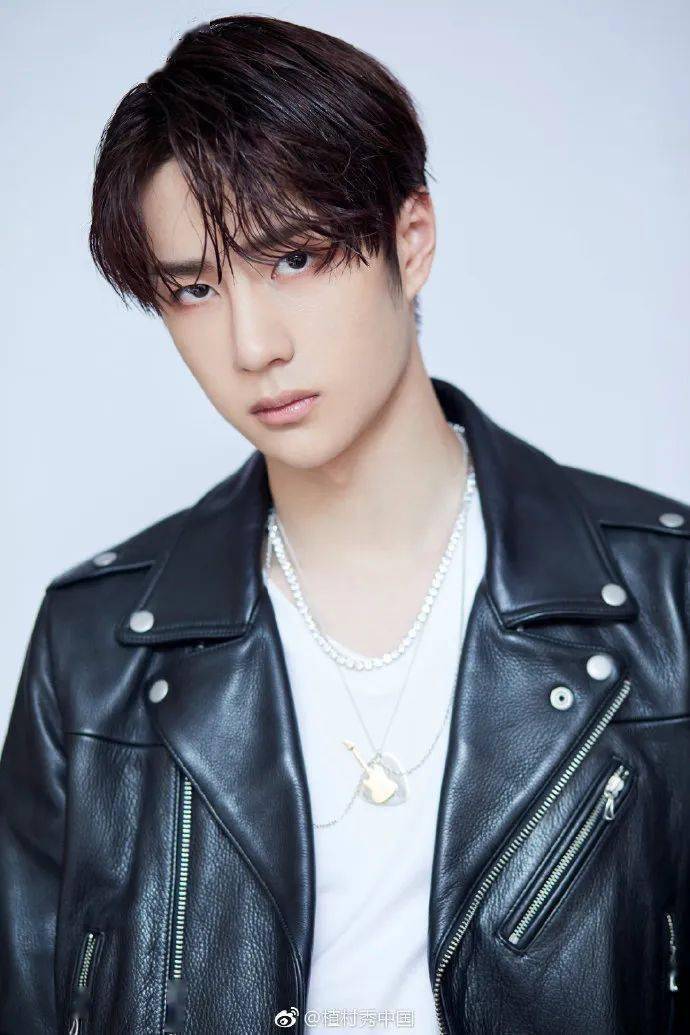 王一博70植村秀如果是油皮的美眉可以选择绿色那一款哈~保湿妆前乳