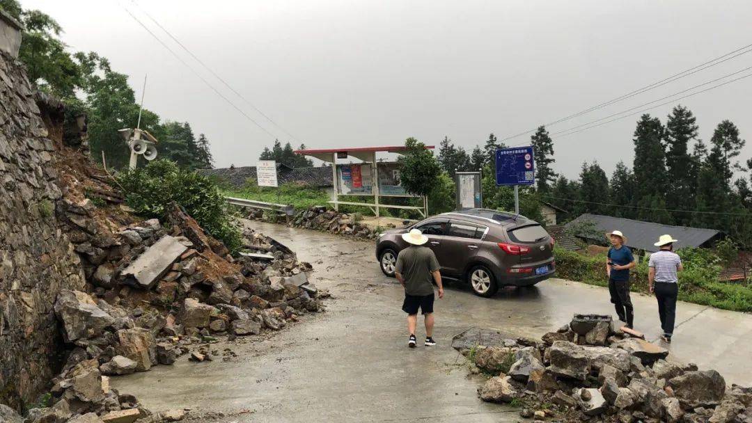 17日下午,暴雨袭击利川市,建南镇张果老崖路段,杨东河水泥桥等多处