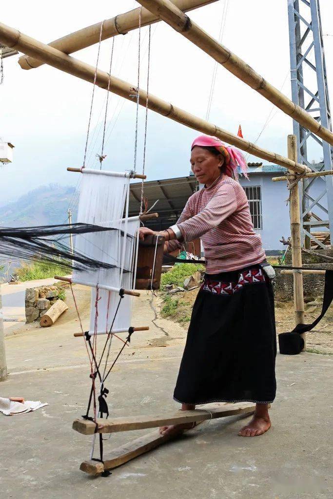 底街的早市在早市上卖菜的瑶族妇女舌尖上的马鞍底瑰丽的中越边境风光